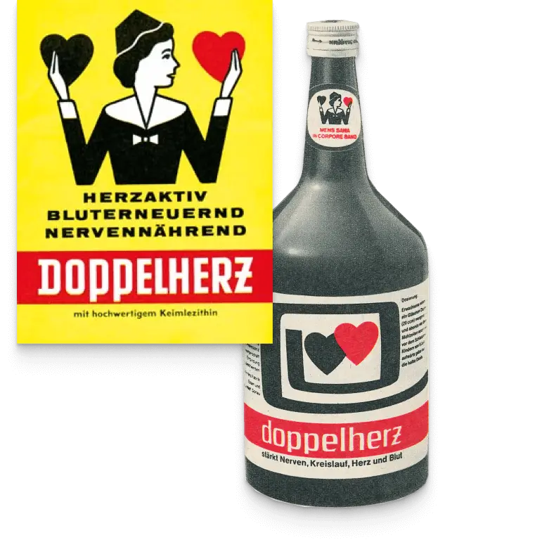 这张图片展示了一瓶名为“Doppelherz”的饮料,瓶身上有红色和黑色的心形图案。背景中有一张旧的广告图,描绘了一位女性手持心形标志和产品名称,强调其对心脏和神经的益处。
